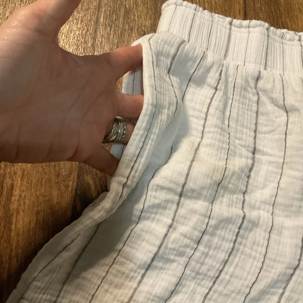 Monrow Women's White Pinstripe‎ Gauze Flowy Shorts Size M Elastic Waist Pockets